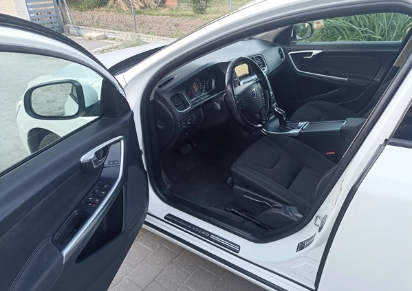 Volvo V60 cena 41900 przebieg: 255000, rok produkcji 2015 z Zdzieszowice małe 56